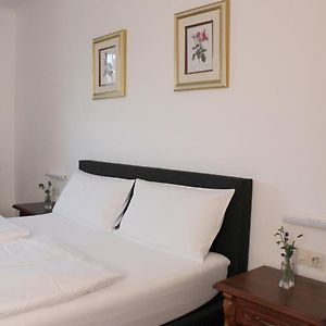 Budget Zimmer mit Kingsize-Bett